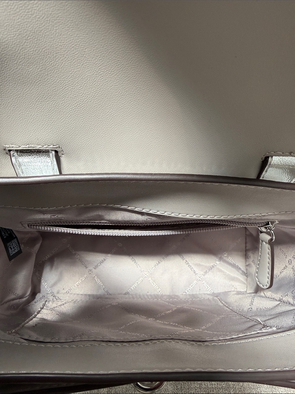 Michael Kors Metallic Silver with Logo Strap. Manhattan medium. - Picture 7 of 9